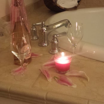 1906 Lodge - I put flower petals and candles with champagne near the tub. - Hotels Near Me - Coronado, California