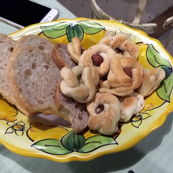 Da Paolino - Welcome bread plate - Italian Near Me - Capri, NA Da Paolino - Welcome bread plate - Italian Near Me - Capri, NA