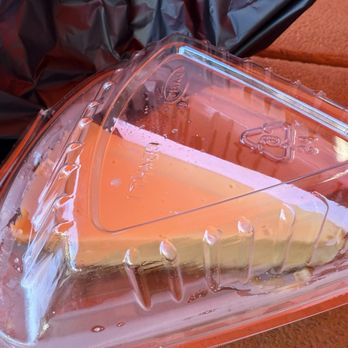 Fresh Florida Fisheries - Key lime pie - meh - a bit too tart for me but good crust - Seafood Markets Near Me - Miami, Florida