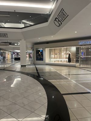 Quaker Bridge Mall by null