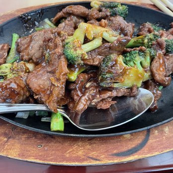 Peter Chang - Entree Beef with Ginger & Broccoli served on a Hot Iron Plate--Outstanding! - Szechuan Near Me - Arlington, Virginia