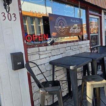Absolutely Delicious Bar and Grill - The hole-in-the-wall restaurant's front. One finds the best food and most friendly service in these local restaurants. - Burgers Near Me - Vinton, Virginia