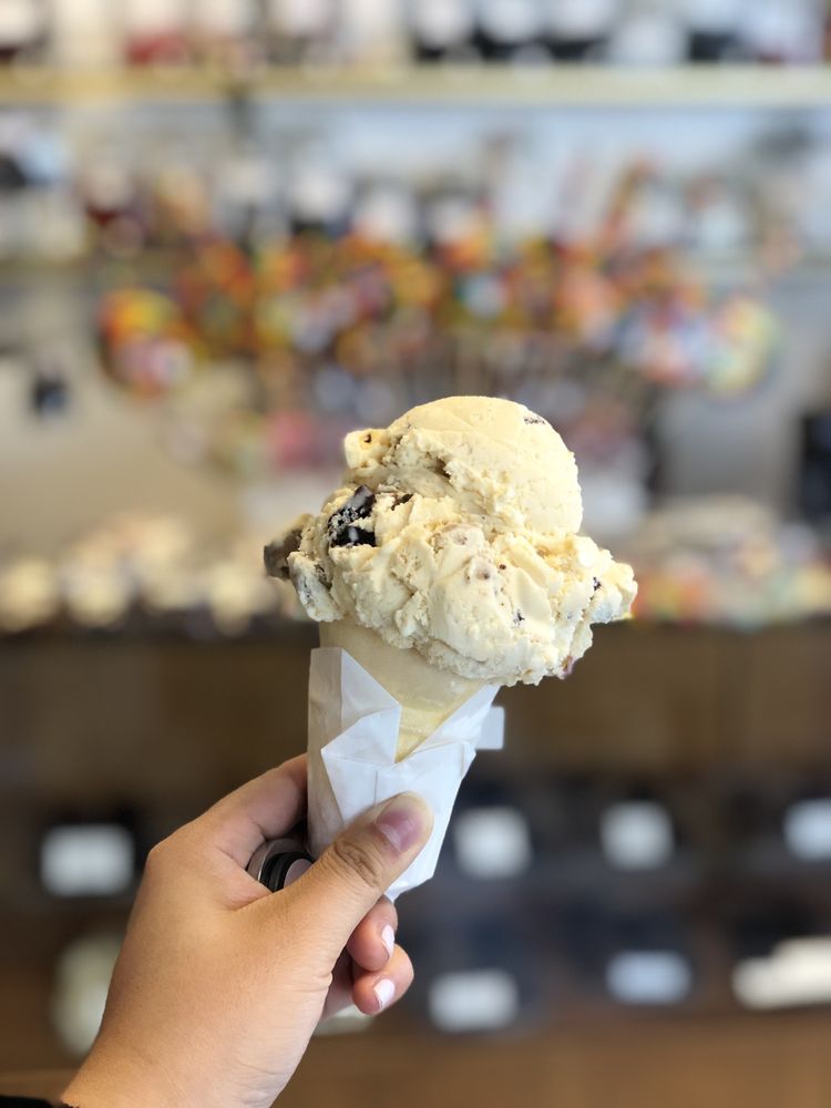 Topper's Ice Cream & Candy, Yachats Roadtrippers