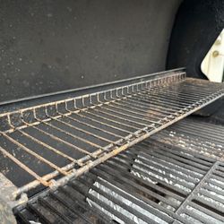 REBL Rentals - Rusty unusable BBQ