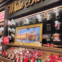 Bath & Body Works - Look at that picture of train