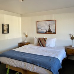 Amigo Motor Lodge - Queen bed (dogs jumped on before picture)
