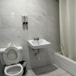Pomona Inn - Newly remodeled bathrooms