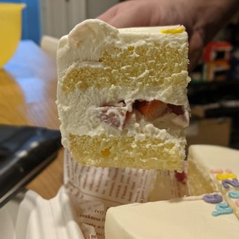 Mommy Liu Bakes - 4" vanilal chiffon, original cream + strawberry filling cake guts - Custom Cakes Near Me Mommy Liu Bakes - 4" vanilal chiffon, original cream + strawberry filling cake guts - Custom Cakes Near Me