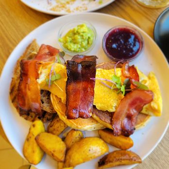 MIAM - American Breakfast: scrambled eggs, seasonal jam, mashed avocado, toast, pancakes, crispy bacon, and potatoes. - Coffee & Tea Near Me - Barcelona, B