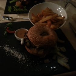 Restaurant de la Ferme - Bagel de magret de canard rôti au miel et poires, julienne de choux sauté à l'ail et chapelure, frites maison