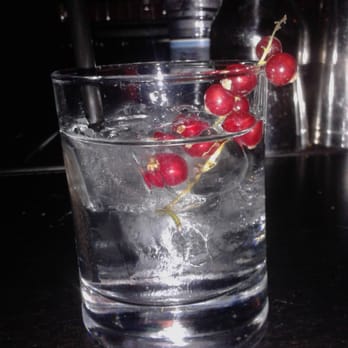 Happening - Vodka ai frutti rossi decorata con ribes: che eleganza! - Cocktail Bars Near Me - Naples, NA Happening - Vodka ai frutti rossi decorata con ribes: che eleganza! - Cocktail Bars Near Me - Naples, NA
