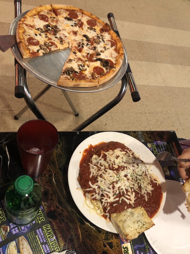 Basil's Pizzeria & Restaurant, Barre Roadtrippers