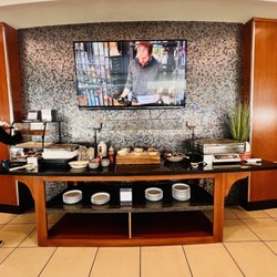 United Club - Hot food and dessert