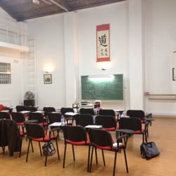Sintagma - Clase teórica y con parque para dar clases de aikido. Un poquito fría en días lluviosos, pero muy acogedora. Buen sonido.