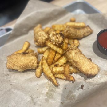 Twin Peaks - What I received. Mind you this is how it was served to me. This plate nor food was tampered with. - New American Near Me - Columbus, Georgia