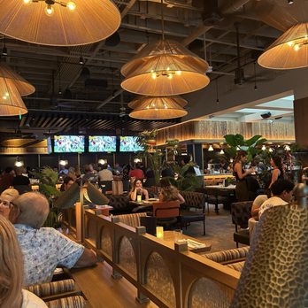 Earls Kitchen + Bar - Inside - Cocktail Bars Near Me - Honolulu, Hawaii Earls Kitchen + Bar - Inside - Cocktail Bars Near Me - Honolulu, Hawaii