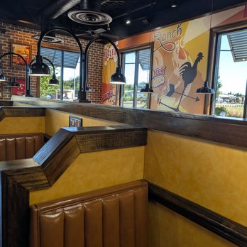 Zaxbys - sitting area - Fast Food Near Me - Murray, Kentucky