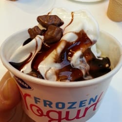Rax - Frozen yoghurt suklaakastikkeella ja Daim-rakeilla!