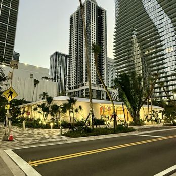 Apple - North entrance - Electronics Near Me - Miami, Florida