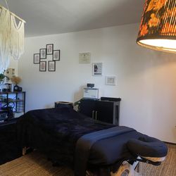 Fon Massage & Wellness - Heated (or not) plush massage table