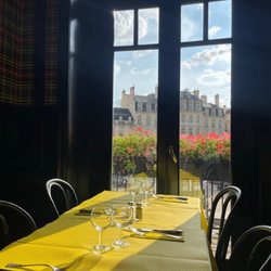 L'Entrecôte - The view from my seat before the restaurant filled up