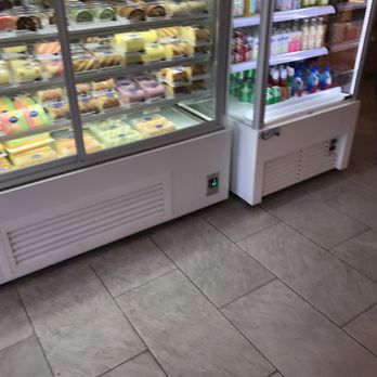 Bakery 1908 - Cake case - Bakeries Near Me - Orlando, Florida