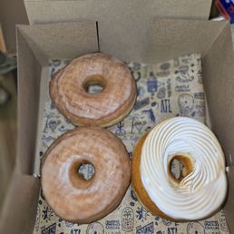 Traditional glazed and horchata topped with cinnamon-meringue Traditional glazed and horchata topped with cinnamon-meringue