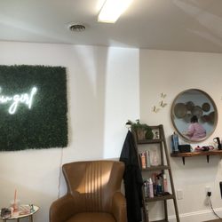 Salon 5 Sixteen - Cute decor and ambience. Fresh and modern