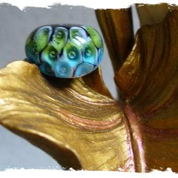 Pings Art - Aus unzähligen handgemachten Glasperlen, wie dieser hier zum Beispiel, entstehen einzigartige Schmuckstücke. - Jewelry Near Me - Berlin, BE