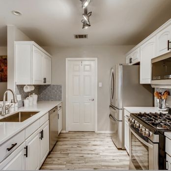 GNS Custom Stoneworks - Quartzite Q Alabaster White - Kitchen & Bath Near Me - Austin, Texas