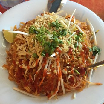 Danh's Garden - Love their Pork Pad Thai with a squirt of Sriracha, delish. - Vietnamese Near Me - Shreveport, Louisiana