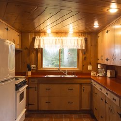 Olson Cottages - The beautiful kitchen in Greenwood Cottage