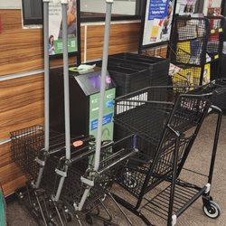 Tom Thumb - They have tiny carts for Customers in Training...so cute