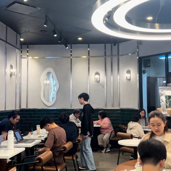 La Ka Viet - So many seats and outlets - Desserts Near Me - Westminster, California