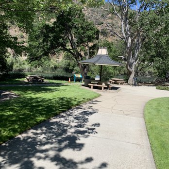 Randolph Collier Rest Area - Nice seating area - Rest Stops Near Me - Yreka, California