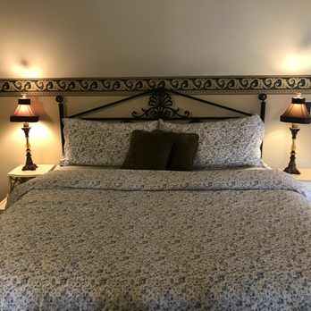 Innisfree Bed & Breakfast - Schocklehorne Suite - King bed, two twins, and daybed with trundle. Sleeps 6 - Bed & Breakfast Near Me - South Bend, Indiana Innisfree Bed & Breakfast - Schocklehorne Suite - King bed, two twins, and daybed with trundle. Sleeps 6 - Bed & Breakfast Near Me - South Bend, Indiana