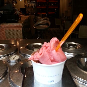 Pozzetto - Strawberry and Dark chocolate was delicious!  (Petit/small cup for 4 €) - Coffee & Tea Near Me - Paris, 75