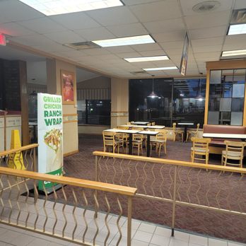 Wendy's - Inside - Fast Food Near Me - Jericho, New York