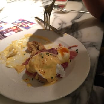 Cecconi's Mayfair - Eggs Benedict with whole grain Italian bread and Prosciutto. Egg was cooked perfectly. - Italian Near Me - London, XGL Cecconi's Mayfair - Eggs Benedict with whole grain Italian bread and Prosciutto. Egg was cooked perfectly. - Italian Near Me - London, XGL
