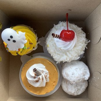 Rossmoor Pastries - Bakeries Near Me - Signal Hill, California