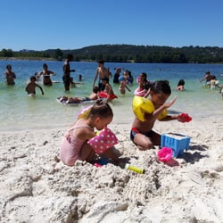 Des enfants qui jouent dans le sable