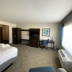 Holiday Inn Express & Suites Bullhead City - Spacious room (sorry took photos as I was leaving so the bed is slept in!)