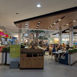 Woodside Square - Food court