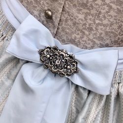 Chiemgauer Heimatwerk Gabriele Herrmann - Chiemgauer Heimatwerk Gabriele Herrmann - Stoffgeschäft für Dirndlstoffe Trachtenstoffe Meterware. Dirndlspange für Schürze silber