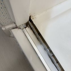 Holiday Inn Express & Suites McAllen - Medical Center Area - I have never seen such a dirty bathroom like this.