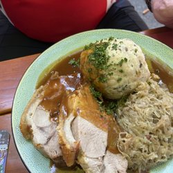 Zirngibl - Schweinebratens mit Kraut und Semmelknödel
