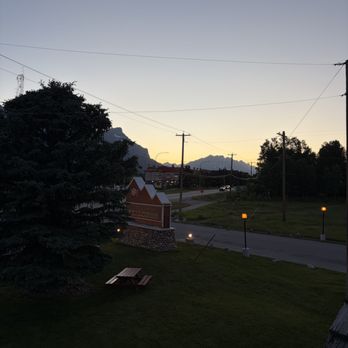 Rocky Mountain Ski Lodge - Main sign and view off North - Hotels Near Me - Canmore, Alberta Rocky Mountain Ski Lodge - Main sign and view off North - Hotels Near Me - Canmore, Alberta