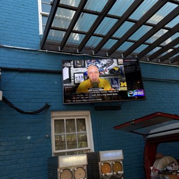 Evening Star Cafe - Wish they had more T.V.'s but college football Saturday was satisfied! - New American Near Me - Alexandria, Virginia