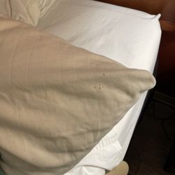 Rodeway Inn - Either blood or rusting on the pillow case
