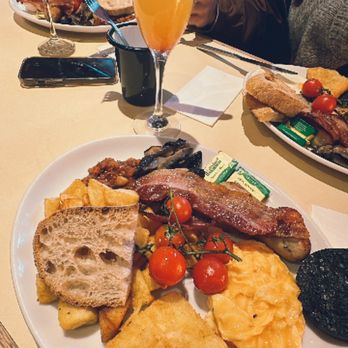 The Breakfast Club - Full English breakfast and mimosa - Cocktail Bars Near Me - London, XGL The Breakfast Club - Full English breakfast and mimosa - Cocktail Bars Near Me - London, XGL